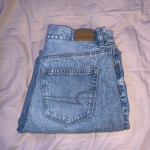 Light wash American Eagle Mom Jeans